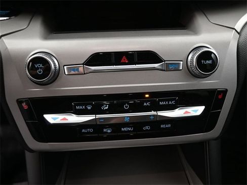 Used 2023 Ford Explorer XLT image 3