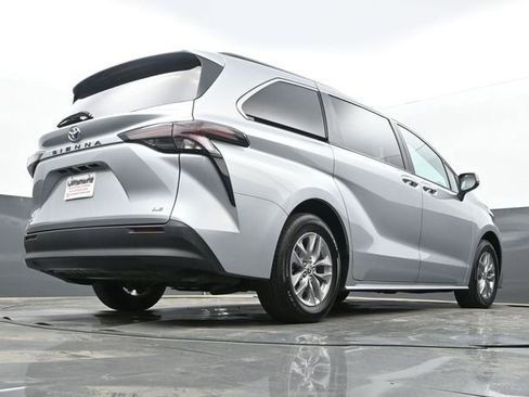 Used 2025 Toyota Sienna LE image 11