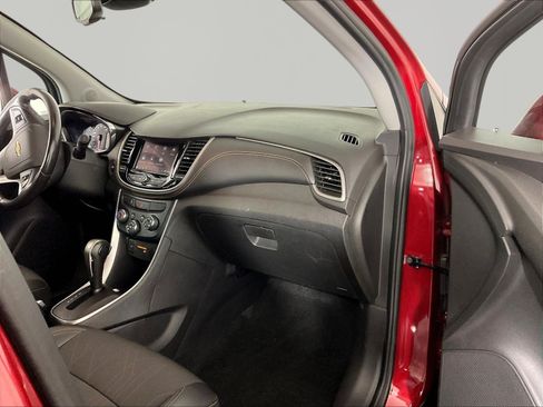 Used 2020 Chevrolet Trax LT w/ LT Convenience Package FWD image 26