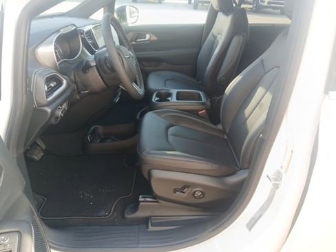 New 2026 Chrysler Pacifica Select image 34