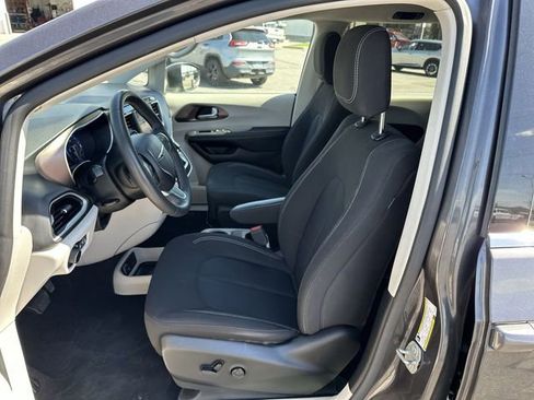 Used 2023 Chrysler Voyager LX FWD image 11