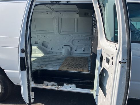Used 2005 Ford E-150 and Econoline 150 RWD image 23