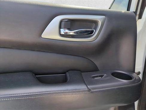 Used 2018 Nissan Pathfinder SL image 22