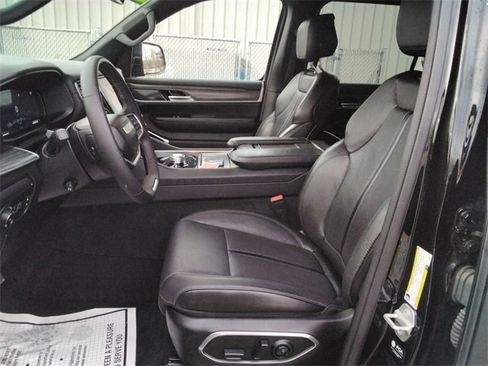 Used 2024 Jeep Wagoneer L Series II image 9