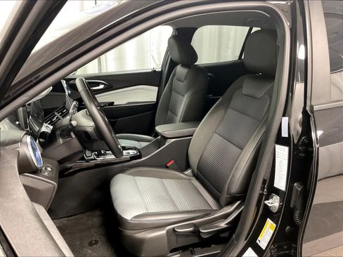 Used 2025 Chevrolet Trax LT w/ LT Convenience Package image 10