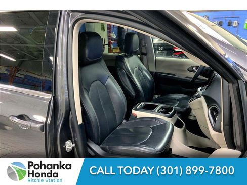 Used 2022 Chrysler Pacifica Touring-L image 6