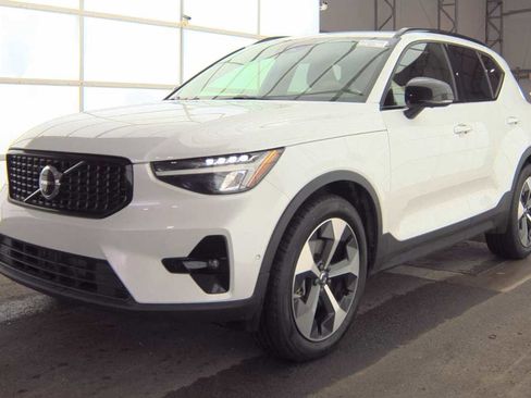 Used 2023 Volvo XC40 B4 Ultimate image 3