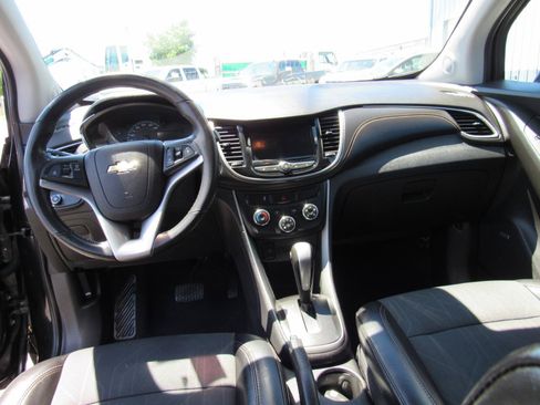 Used 2018 Chevrolet Trax LT w/ Sun & Sound Package FWD image 19