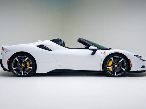 Used 2024 Ferrari SF90 Spider image 3