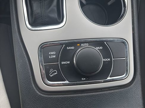 Used 2018 Jeep Grand Cherokee Laredo image 18