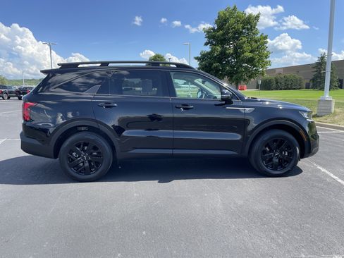 Used 2023 Kia Sorento S w/ Panoramic Sunroof Package AWD/4WD image 5