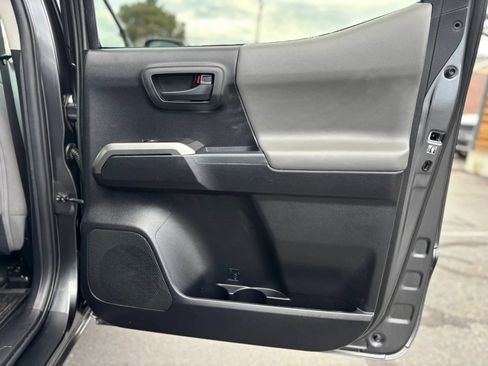Used 2020 Toyota Tacoma SR5 AWD/4WD image 19