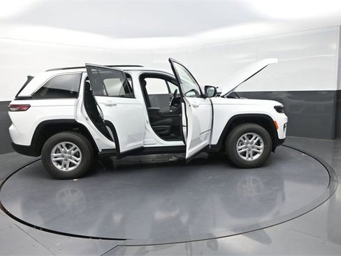 New 2025 Jeep Grand Cherokee Laredo image 32