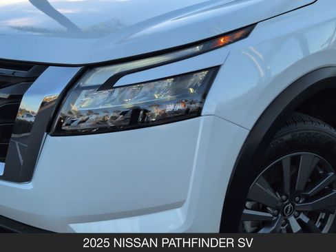 Used 2025 Nissan Pathfinder SV image 10