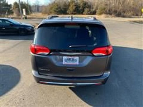 Used 2017 Chrysler Pacifica Touring-L w/ Tire & Wheel Group image 7