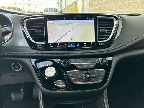 New 2026 Chrysler Pacifica Limited FWD image 16