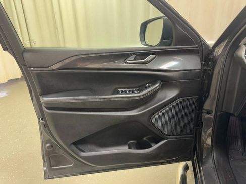 Used 2023 Jeep Grand Cherokee Laredo w/ Luxury Tech Group I image 11