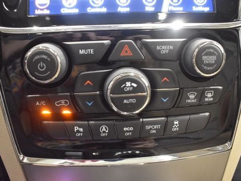 Used 2019 Jeep Grand Cherokee Overland AWD/4WD image 27