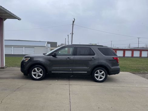 Used 2018 Ford Explorer XLT image 2