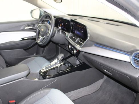 Used 2025 Chevrolet Trax LT w/ LT Convenience Package image 22