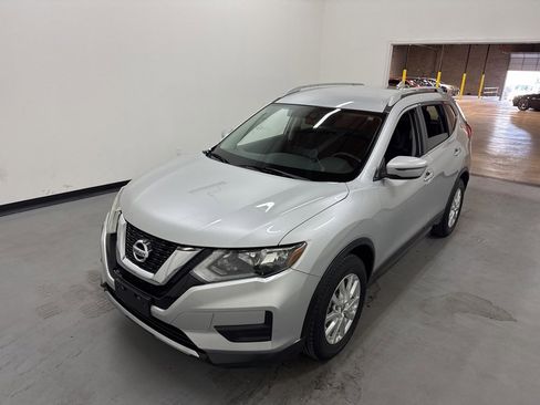 Used 2017 Nissan Rogue SV w/ SV Family Package image 21