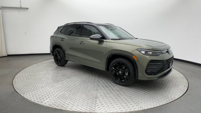 Certified 2026 Volkswagen Tiguan SE R-Line AWD/4WD image 2