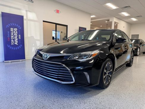 Used 2016 Toyota Avalon XLE Premium image 3