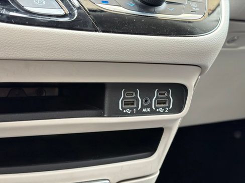 Used 2024 Chrysler Pacifica Touring-L FWD image 38
