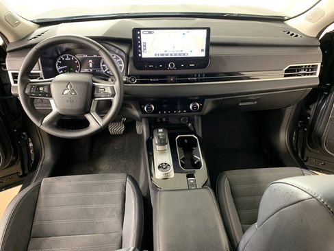 Used 2025 Mitsubishi Outlander SE image 35