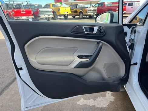 Used 2015 Ford Fiesta SE image 14