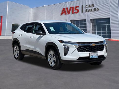 Used 2025 Chevrolet Trax LS FWD image 3