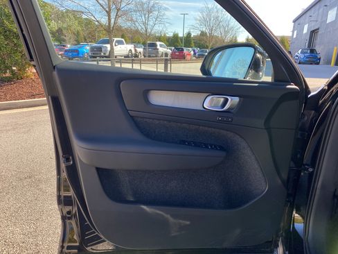 Used 2025 Volvo XC40 B5 Core image 81