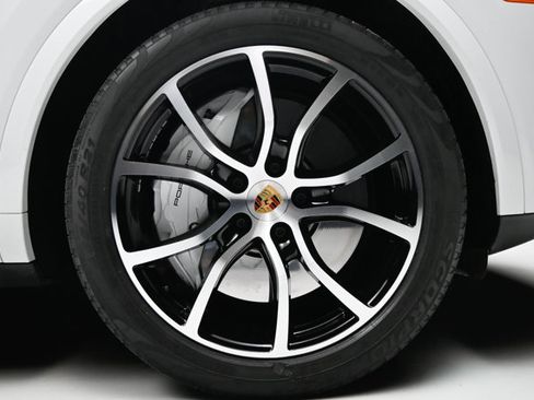 Used 2019 Porsche Cayenne Turbo w/ Premium Plus Package image 39