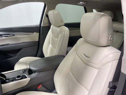 Used 2021 Cadillac XT5 Premium Luxury FWD image 9