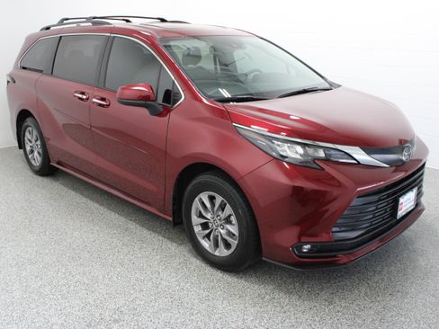 Used 2026 Toyota Sienna XLE FWD image 4