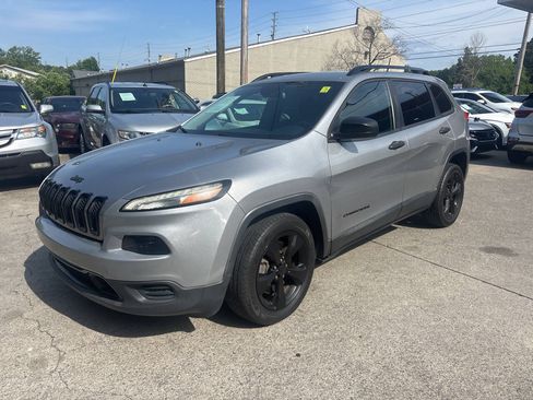 Used 2021 Jeep Grand Cherokee Laredo RWD image 2