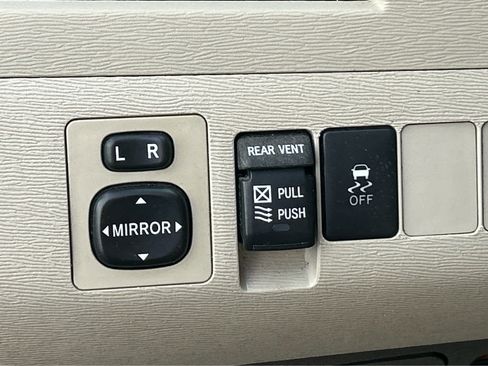 Used 2013 Toyota Sienna XLE image 28