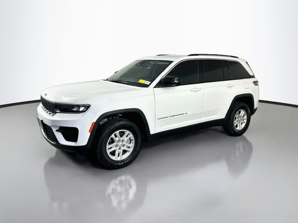 Used 2023 Jeep Grand Cherokee Laredo AWD/4WD image 3