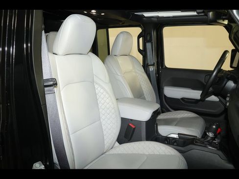 Used 2022 Jeep Wrangler Unlimited Sahara AWD/4WD image 29