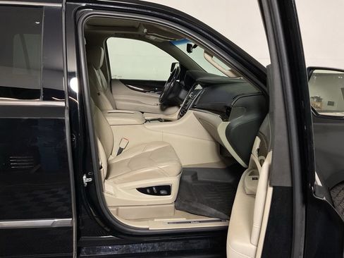 Used 2019 Cadillac Escalade Luxury AWD/4WD image 38