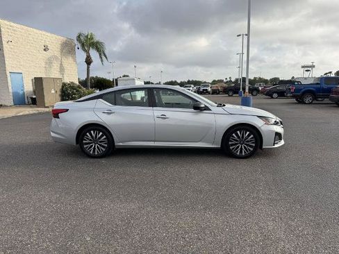 Used 2025 Nissan Altima 2.5 SV FWD image 2