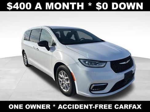 Used 2024 Chrysler Pacifica Touring-L image 3