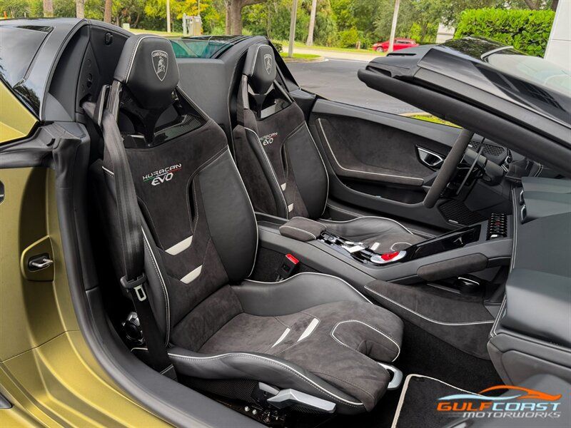 Used 2022 Lamborghini Huracan EVO RWD image 24