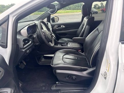 Used 2024 Chrysler Pacifica Limited w/ Uconnect Theater Family Group FWD image 8