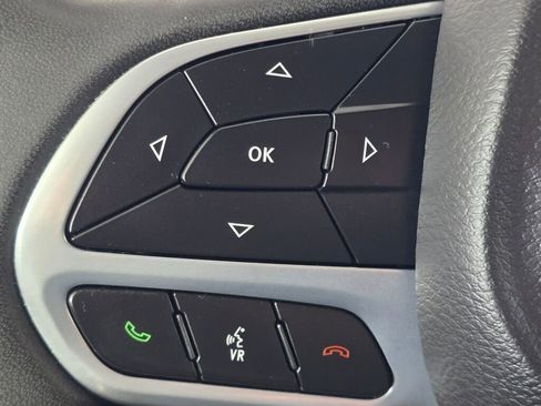 Used 2024 Chrysler Pacifica Touring-L image 28