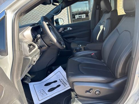 New 2026 Chrysler Pacifica Select image 3