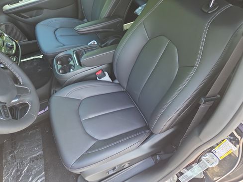 New 2027 Chrysler Pacifica Select FWD image 6