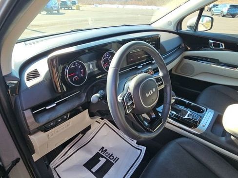 Used 2024 Kia Carnival EX image 15