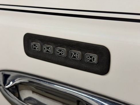 Used 2000 Lincoln Town Car Executive RWD image 17
