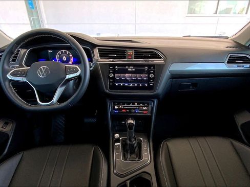 Used 2022 Volkswagen Tiguan SE w/ Panoramic Sunroof Package image 16